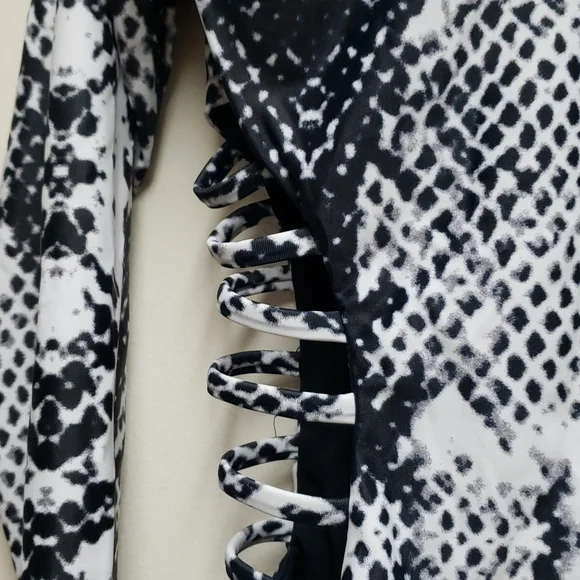 Women's Long Sleeve Snake Print Zipper Cut-Out Rash Guard Swimsuit. - Picture 9 of 11